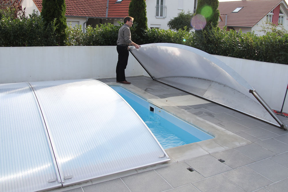 Schneller Zugang zum Pool durch umkippen der Überdachung.
