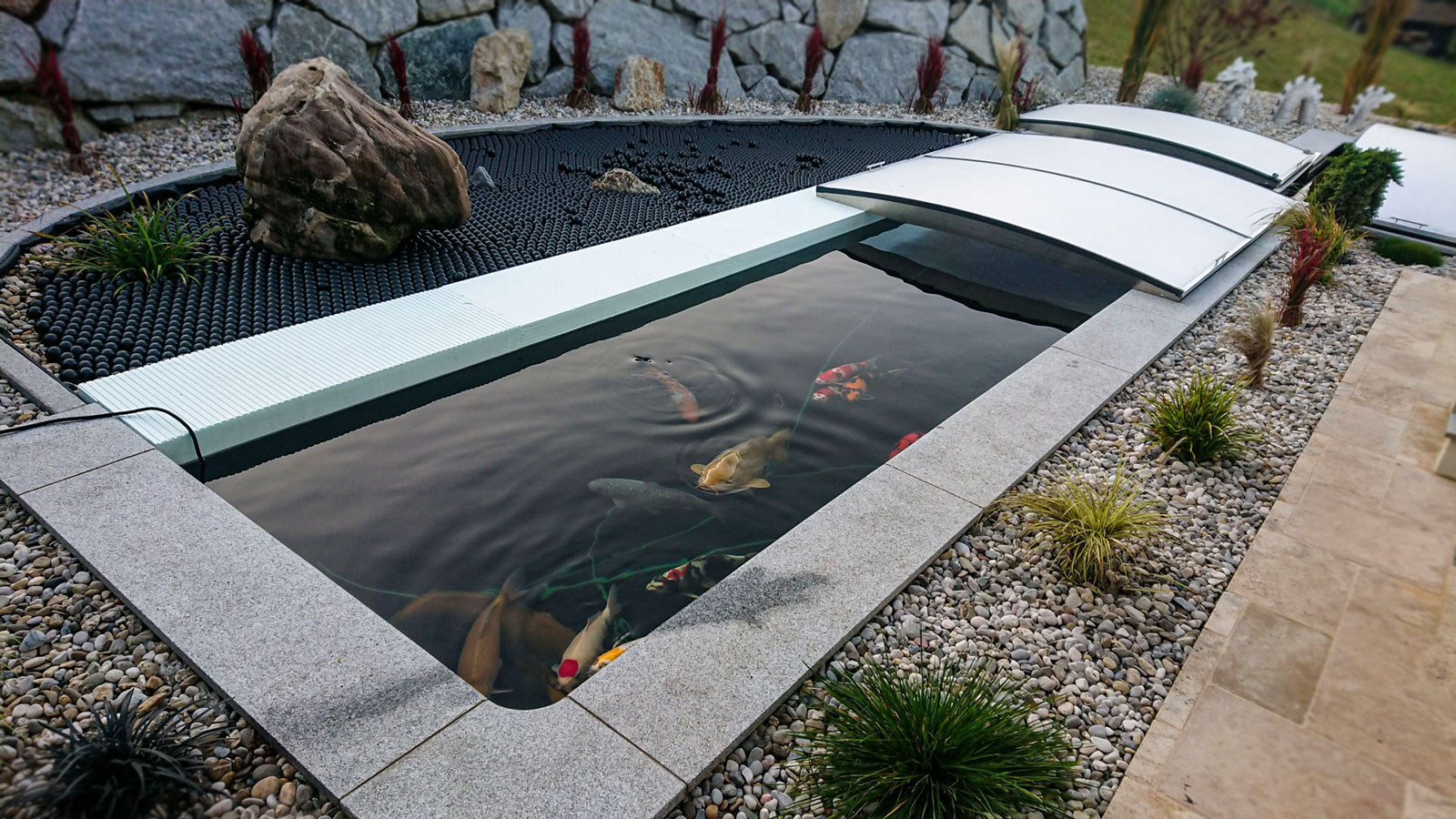 FlexiRoof Stabile und wetterfeste Überdachung für Koi Fischteiche für Frühjahr, Sommer, Herbst und Winter