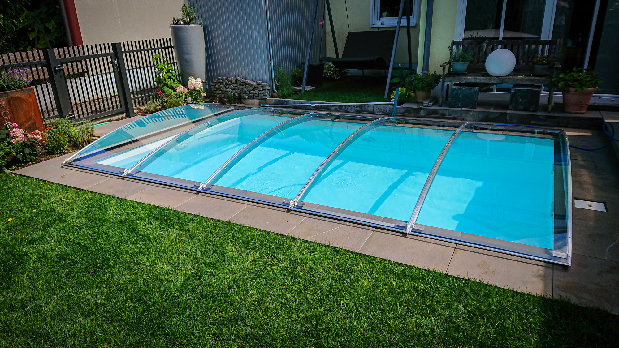 FlexiRoof PremiumPlus Clear - die edelste FlexiRoof Schwimmbadüberdachung, ohne Schienen, vollständig entfernbar